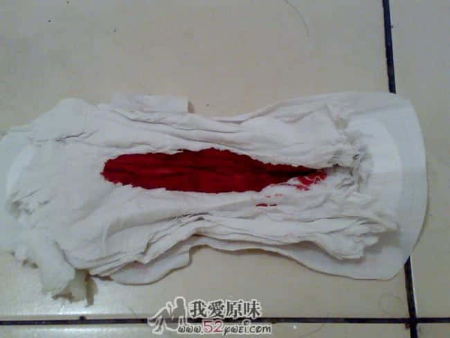 巾巾，上面是MM垫的手纸。