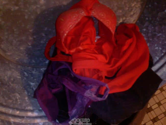 到了凌晨1点，谁还会活动啊，所以我轻松进出女浴室。今晚这条是紫色的