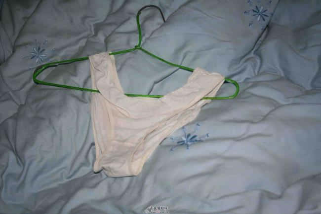 把晒在走廊上的内内拿下来回到我房间里