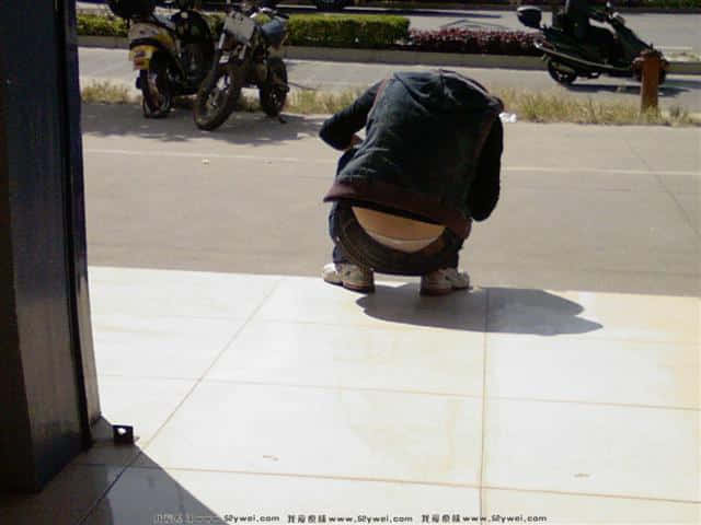 天气冷,女友婷婷在店门口晒太阳取暖