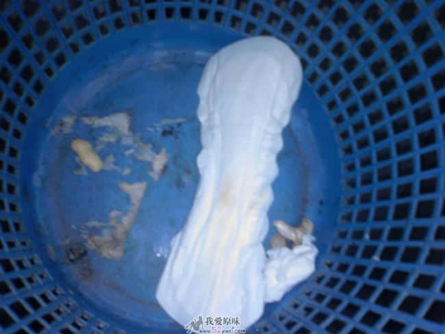 竟然有女生边上厕所边吃花生，太厉害了