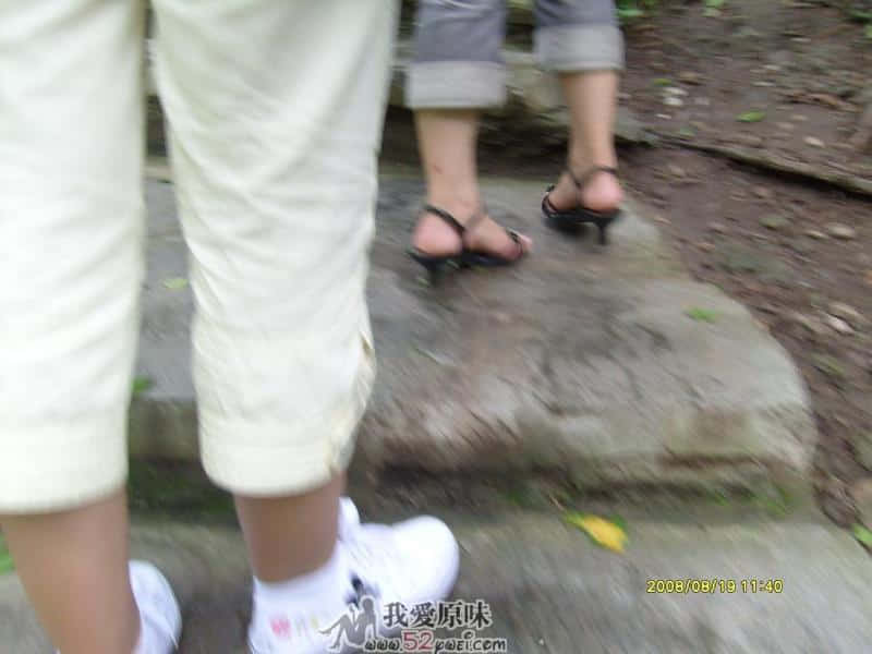 第1张!开始爬山,前面两个学生MM~~~~~~~~~