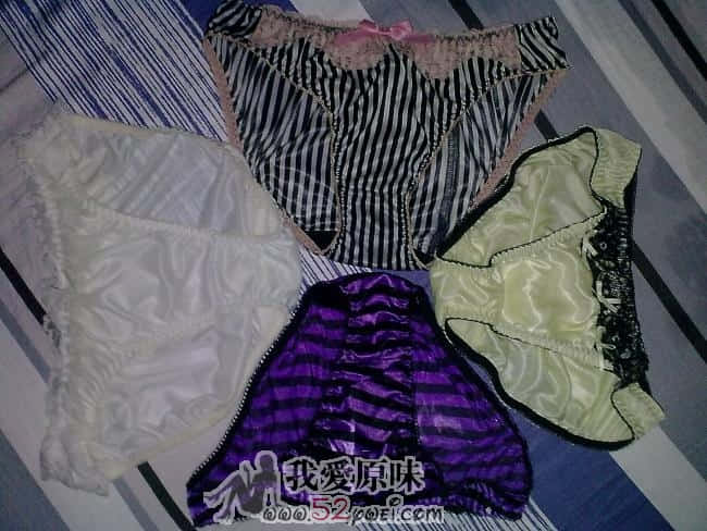 今天晚上下班路过我家女房客门前看到晾在外面的4件小内内，不由得邪念升起！全都偷盗了家里！好爽啊！一边