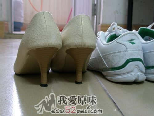 看谁家门口有鞋子