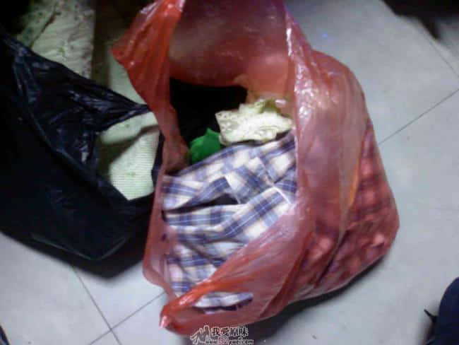 当晚我在办公室上网，准备回来的时候我发现电梯口丢了一袋东西，凭感觉我知道是女人的衣服，于是我马上拿起