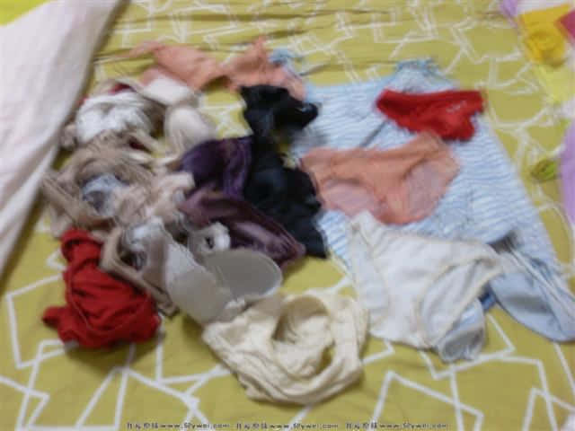 女友不在时我堆在床上