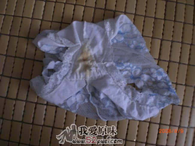 第一张是我在朋友家洗衣机了看到他老婆没洗的内裤马上拿出来拍了一张（当时朋友去小卖店买烟）
