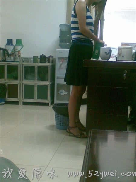 想想她的下身正垫着一张卫生巾，我JJ就没软过