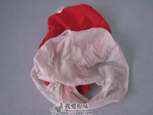 两条内内放在一起，白色的是半透明的