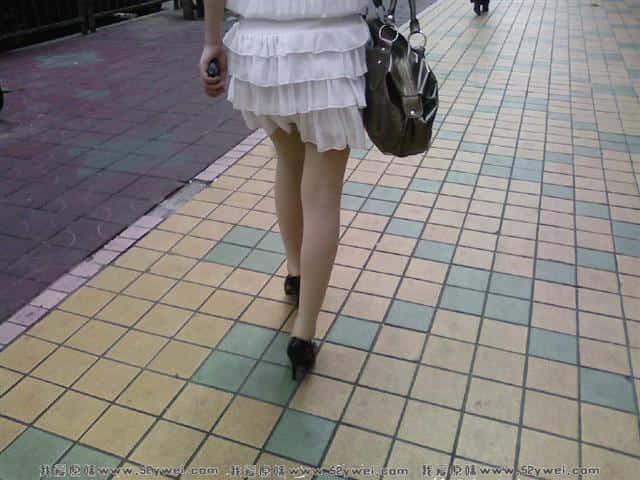 走在她后面,好香!!!