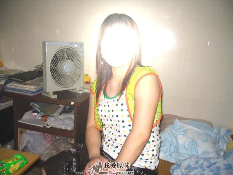 坐在我出租房里的床上