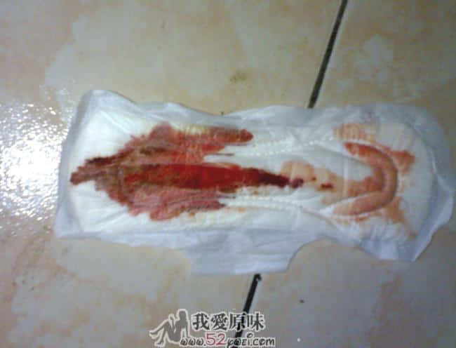 这个巾巾估计是被MM从前面抻出来的！后面的部分明显有划过逼逼的痕迹！