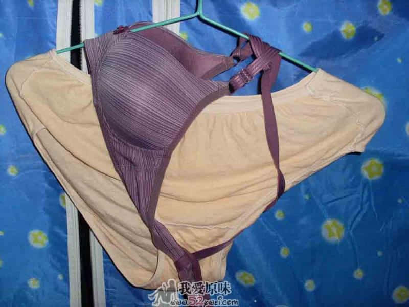 上网到3点，这个时候MM们应该在梦乡，这时候出手很容易，拿了一套回来，虽然内内不是很性感，但比较接近生