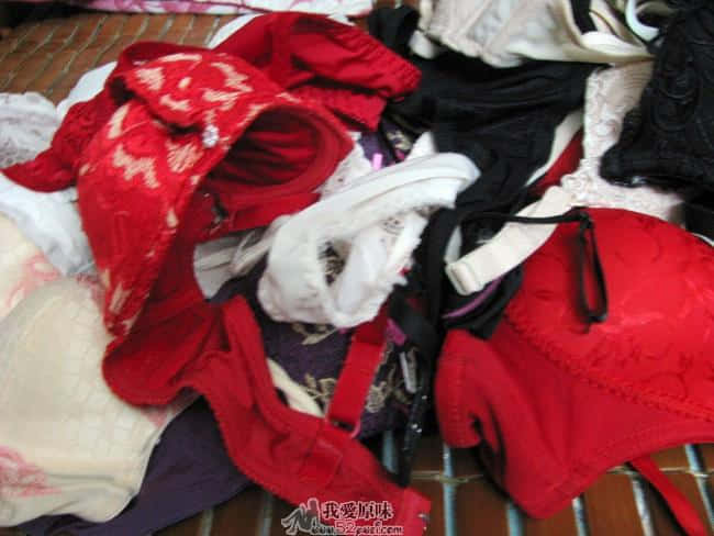 右边红色是一个三陪女的ZZ，36/80的罩杯啊~