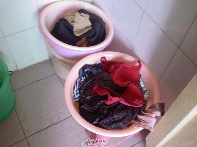 经常是换下后堆在一起，第二天洗，这样让我有机会