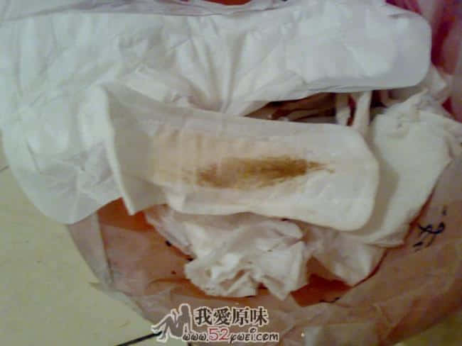 沾血的小垫。