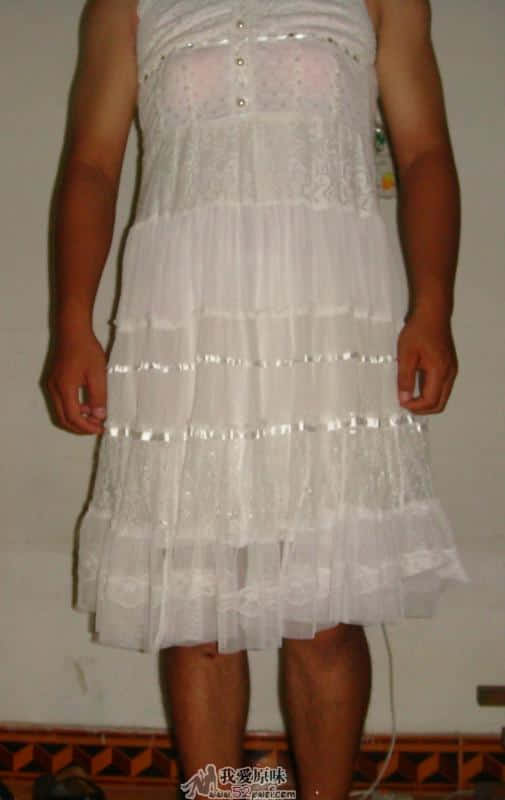 这裙子容易好透明啊，里面的红罩罩哦