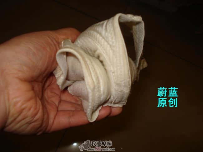步骤2：顺着钢圈一捏