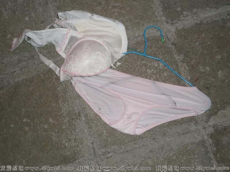 风大，熟女的内内掉在地上了···这个罩罩以前爽过哦···