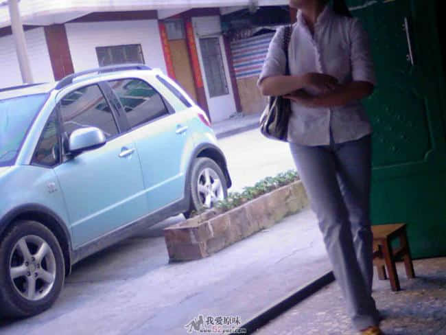 这是一个比较丰韵的少妇，可惜没得多拍几张