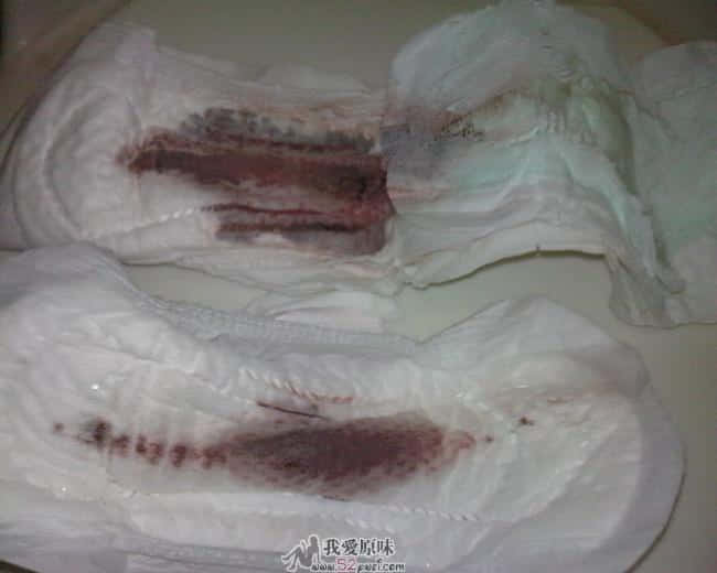 上面那个是第一天的 量比较大，所以mm用了两个巾巾，她好怕漏了，第二天的量明显少了许多，味道一样是好极