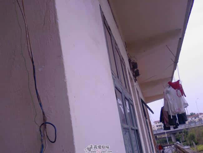 公共走廊上经常可以接触到女人的衣物