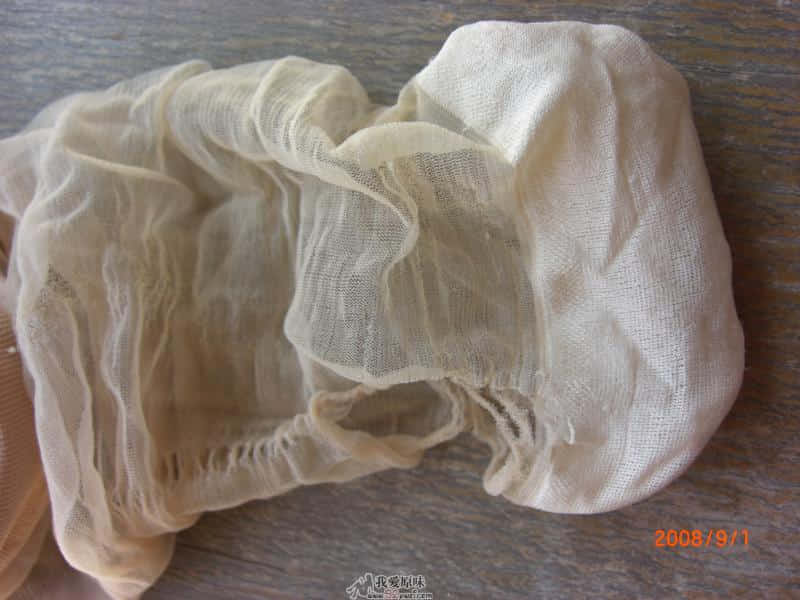 一个极品美女穿过的丝袜，由于种种原因只能拿到一只，味道比较重