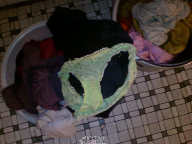 进入浴室，扯出这内裤