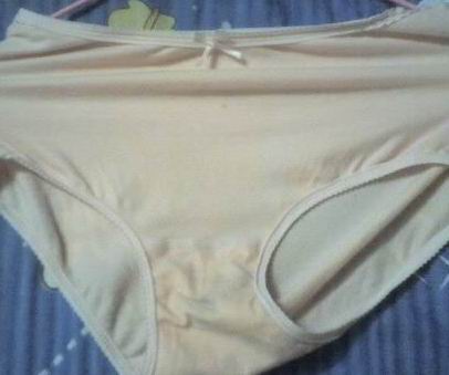 大家看还是不是我以前发过照片的同一张床？但这次内裤不一样了。