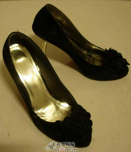 金色内底黑绒面细高跟船鞋