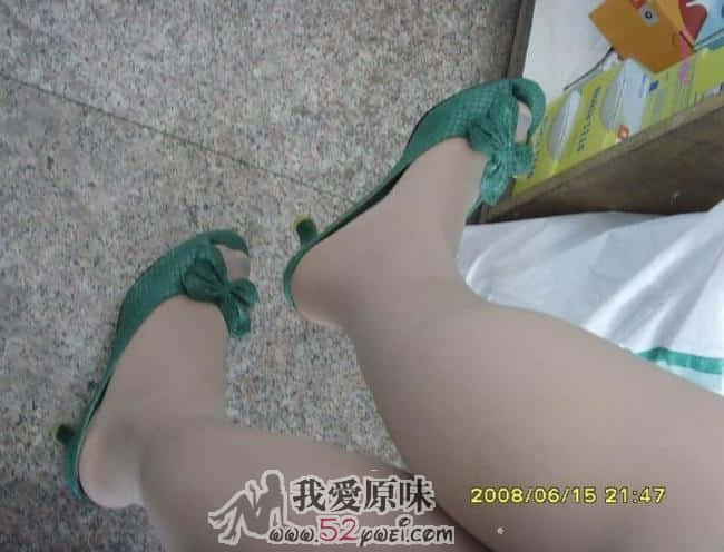 卖数码产品的年轻女老板1.jpg