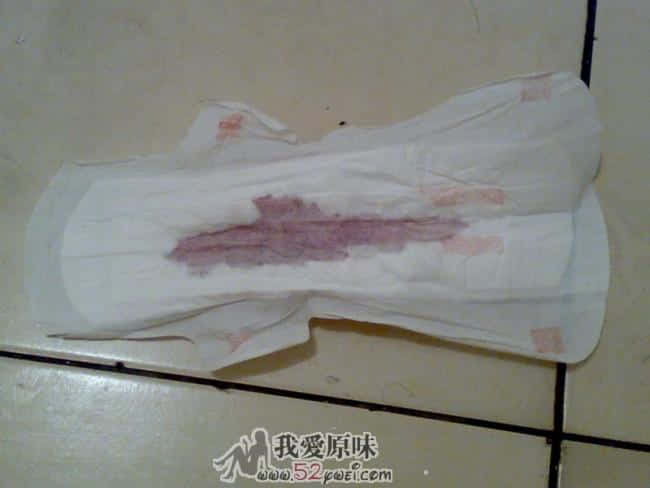 巾巾背面。
