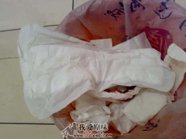 大巾巾的背面，洁白如新，上面沾着一根毛毛。