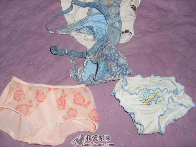 女友洗澡的时候把要换的内衣内裤放在床上