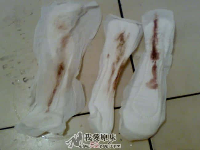 两片护垫及一片巾巾。