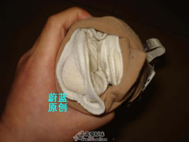 步骤4：裹上丝袜，松紧自己掌握