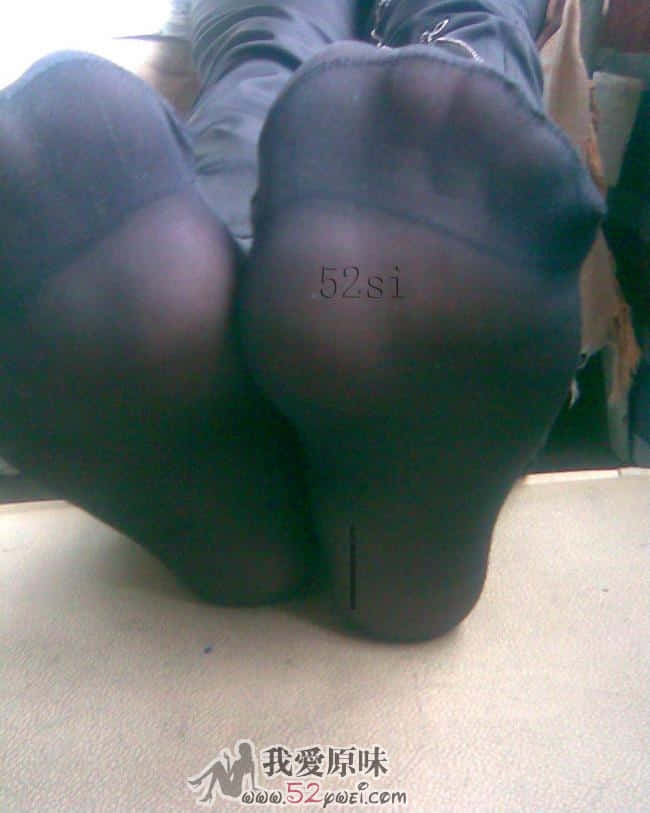 中午午休，假借嬉闹之名，实拍丝脚，遗憾的没有得到她的丝袜