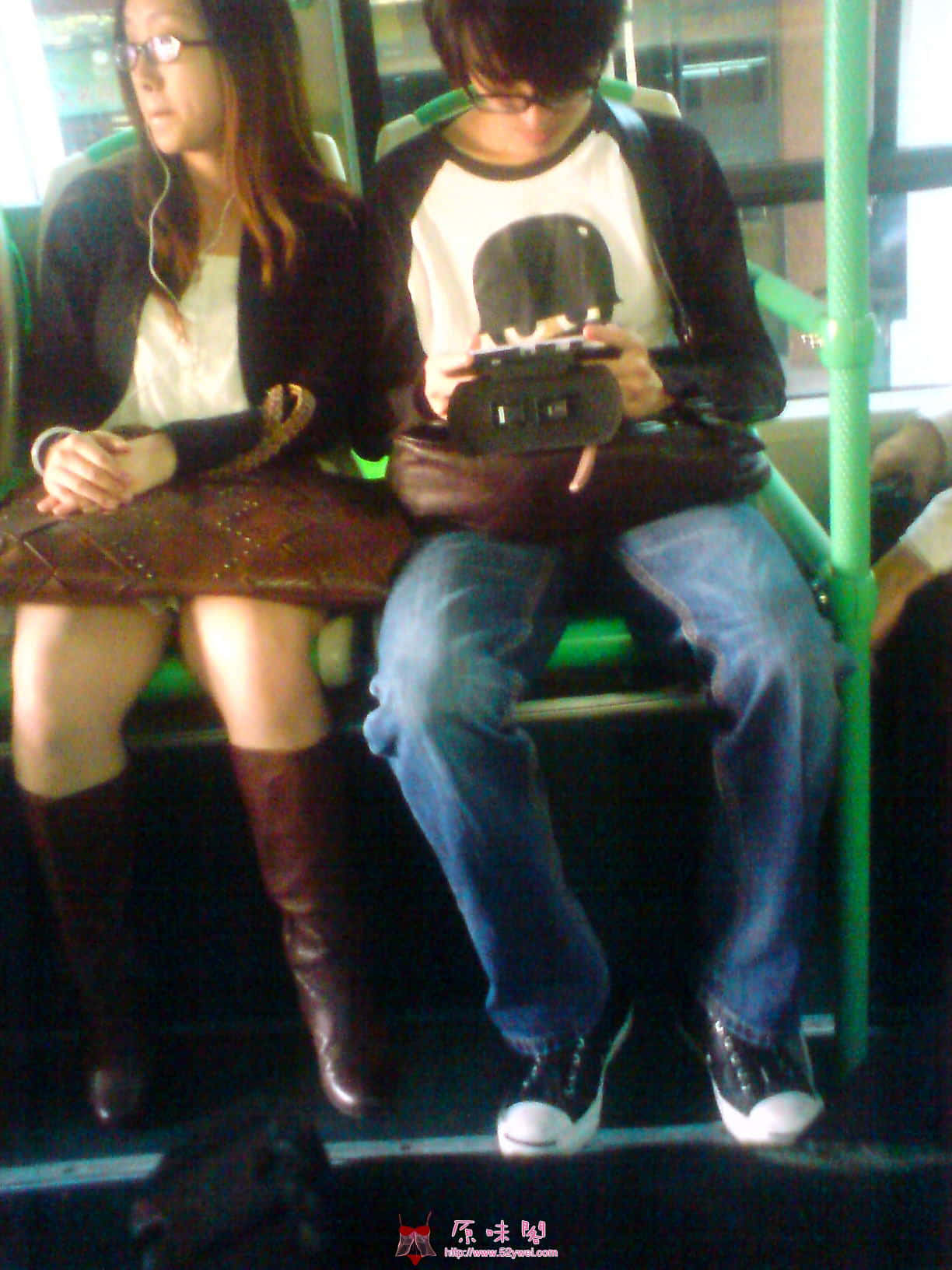 mm和她的男友坐在一起