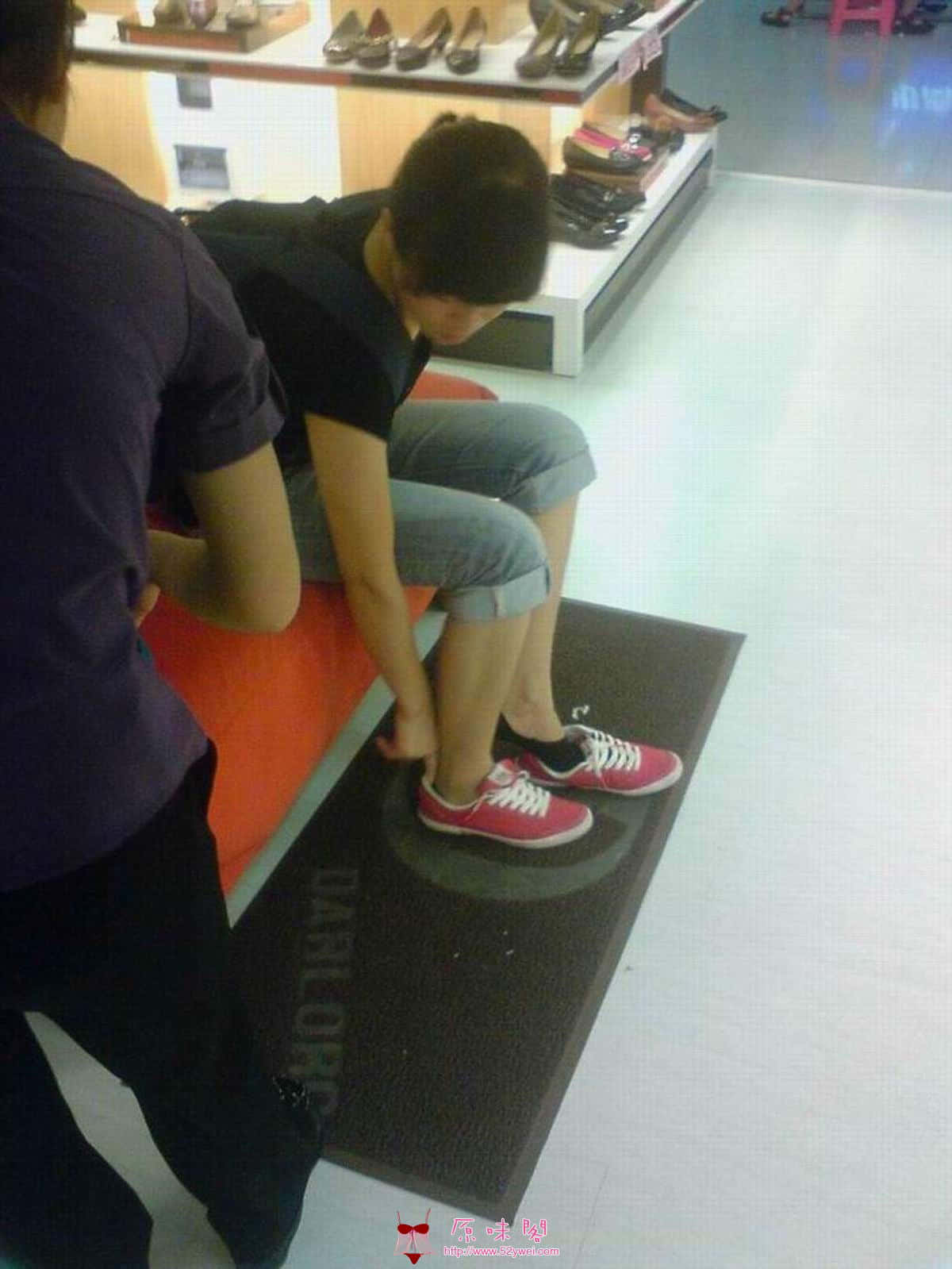 mm在脱鞋，露出可爱的黑色船袜