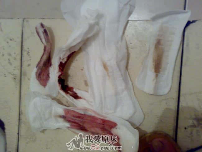 在筐下面又翻出一件巾巾，不知道是不是同一个MM的。