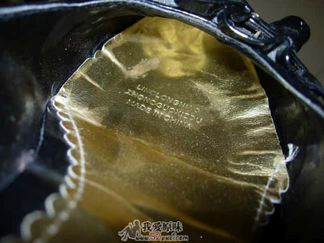 所以有股微微的脚味夹杂着皮革味