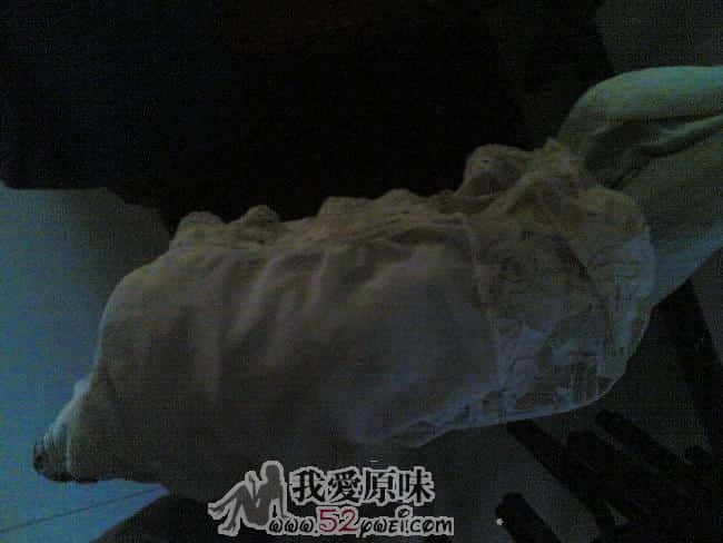 与朋友去吃饭，没上菜之际，我潜入了饭馆中那小少妇的卧室，匆忙用手机拍的