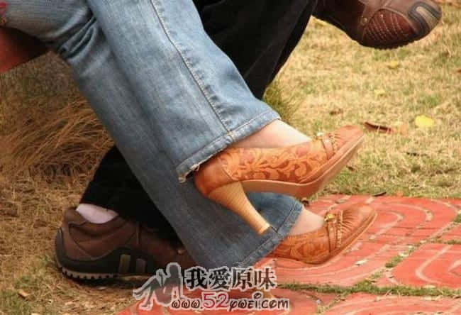 抓拍恋爱中的肉丝脚挑鞋1.jpg