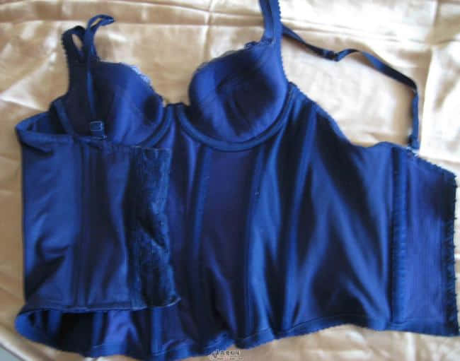 解开背后的钩钩看看...